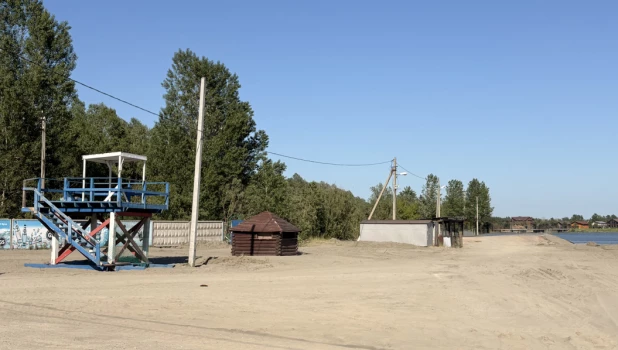 Городской пляж на острове Помазкин в Барнауле.