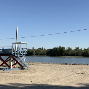 Городской пляж на острове Помазкин в Барнауле.