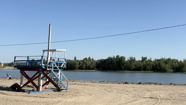 Городской пляж на острове Помазкин в Барнауле.