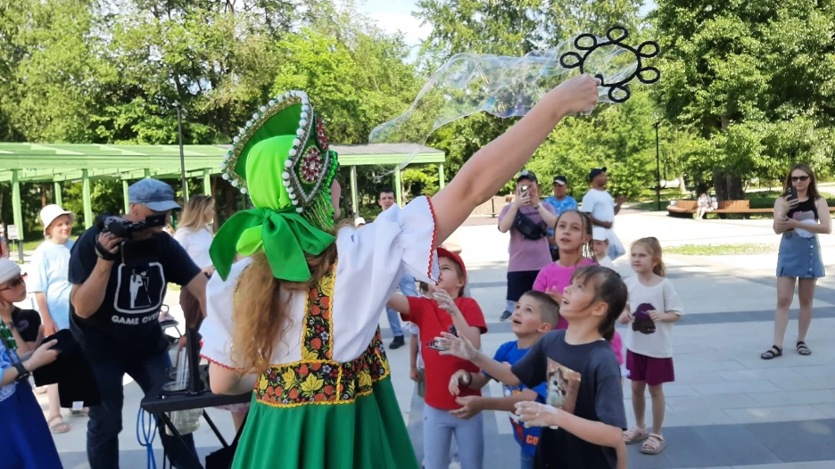 Шоу мыльных пузырей в парке «Изумрудный».