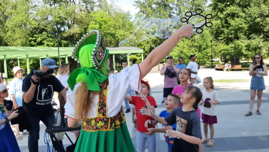 Шоу мыльных пузырей в парке «Изумрудный».