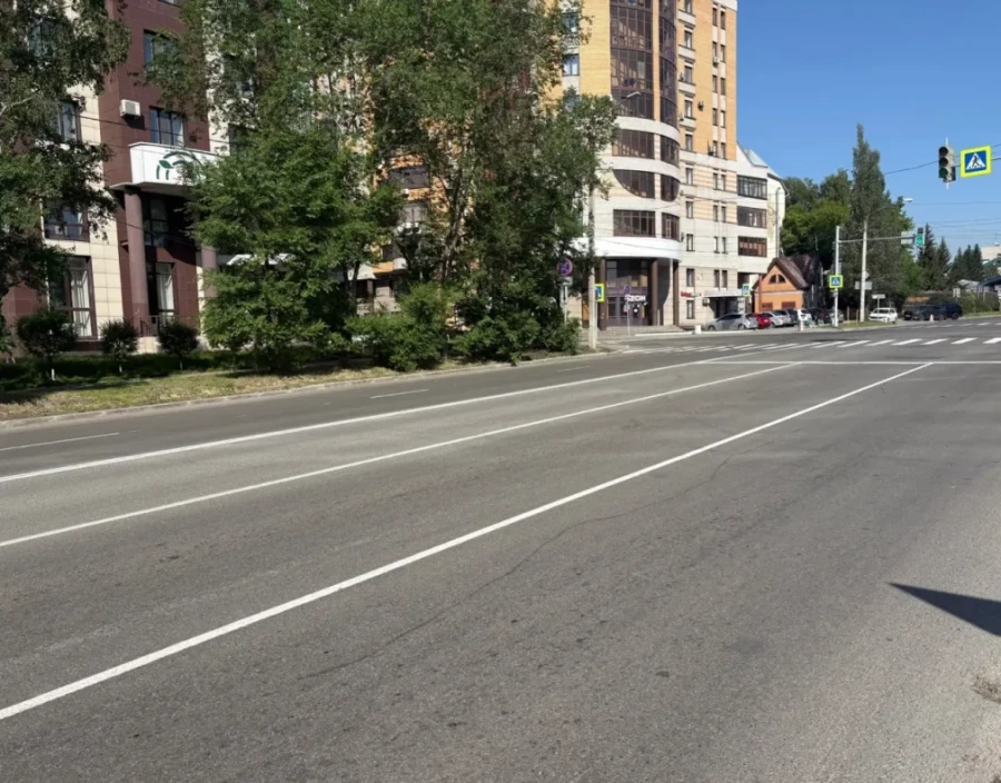 В Барнауле продолжили обновлять дорожную разметку.