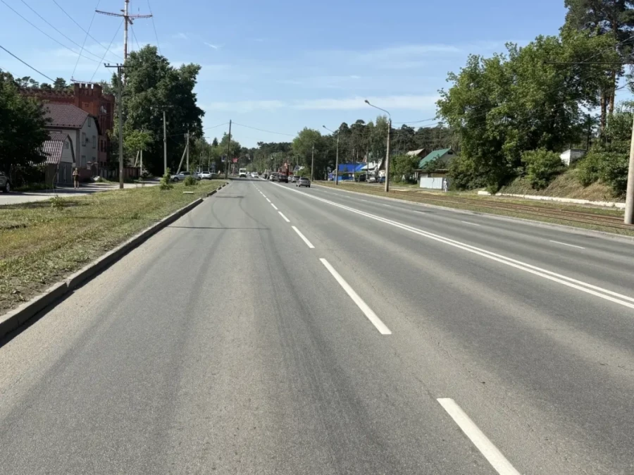 В Барнауле продолжили обновлять дорожную разметку.