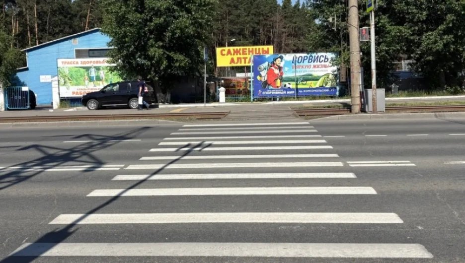 В Барнауле продолжили обновлять дорожную разметку.