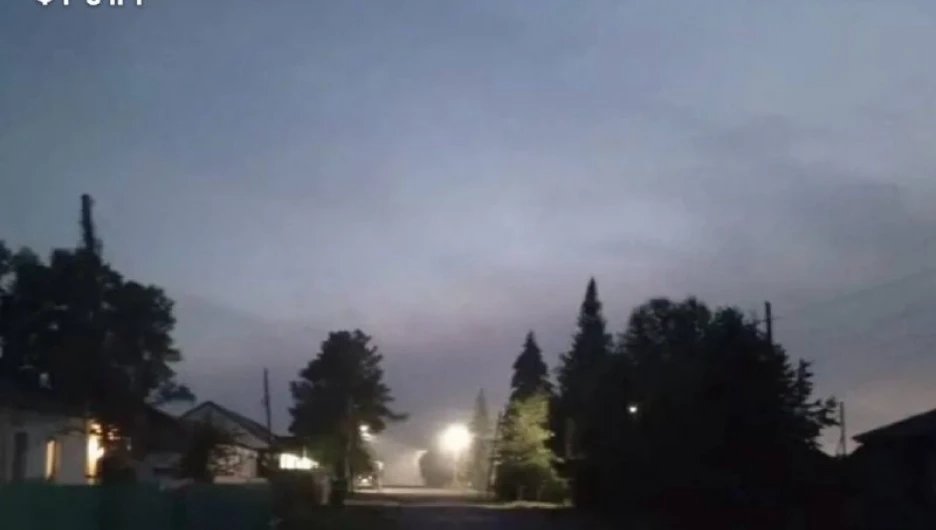 В селе Смоленском Алтайского края горит свалка.