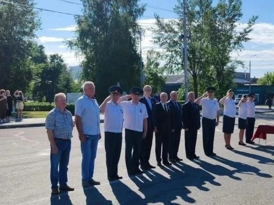 В Барнауле на День России прошёл торжественный развод караулов.