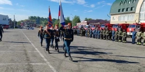 В Барнауле на День России прошёл торжественный развод караулов.