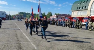 В Барнауле на День России прошёл торжественный развод караулов.