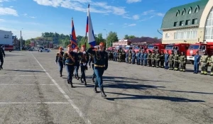 В Барнауле на День России прошёл торжественный развод караулов.