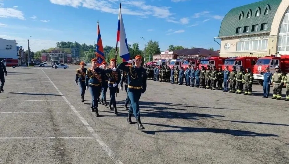В Барнауле на День России прошёл торжественный развод караулов.