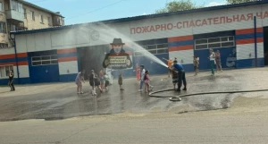 Устроили детям прохладный душ из пожарного ствола