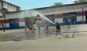Устроили детям прохладный душ из пожарного ствола