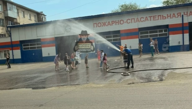 Устроили детям прохладный душ из пожарного ствола