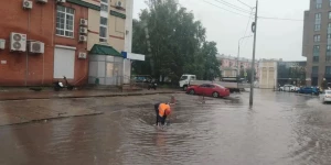 Ливень затопил улицу Барнаула.