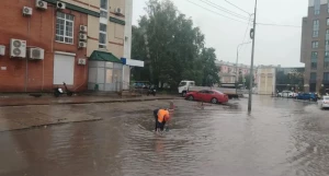 Ливень затопил улицу Барнаула.