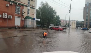 Ливень затопил улицу Барнаула.