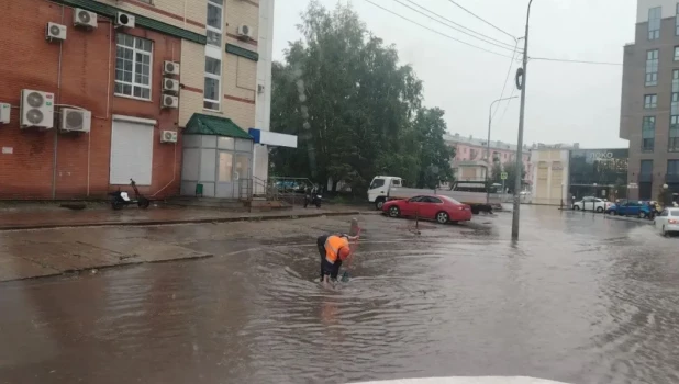 Ливень затопил улицу Барнаула.