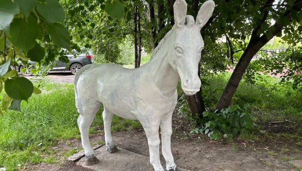Закрасили фигуры в барнаульском дворе.