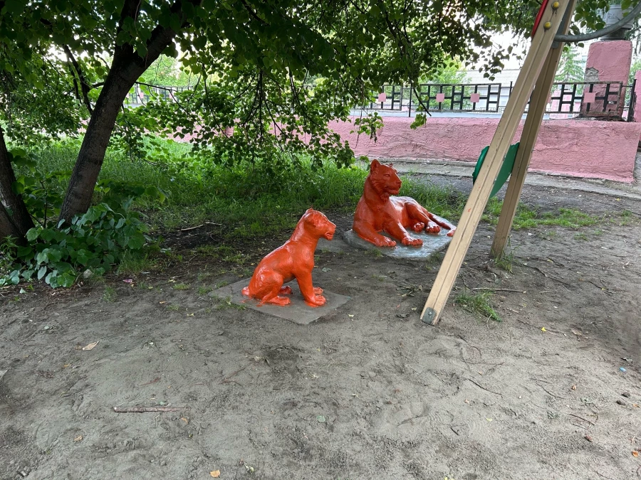 Закрасили фигуры в барнаульском дворе.