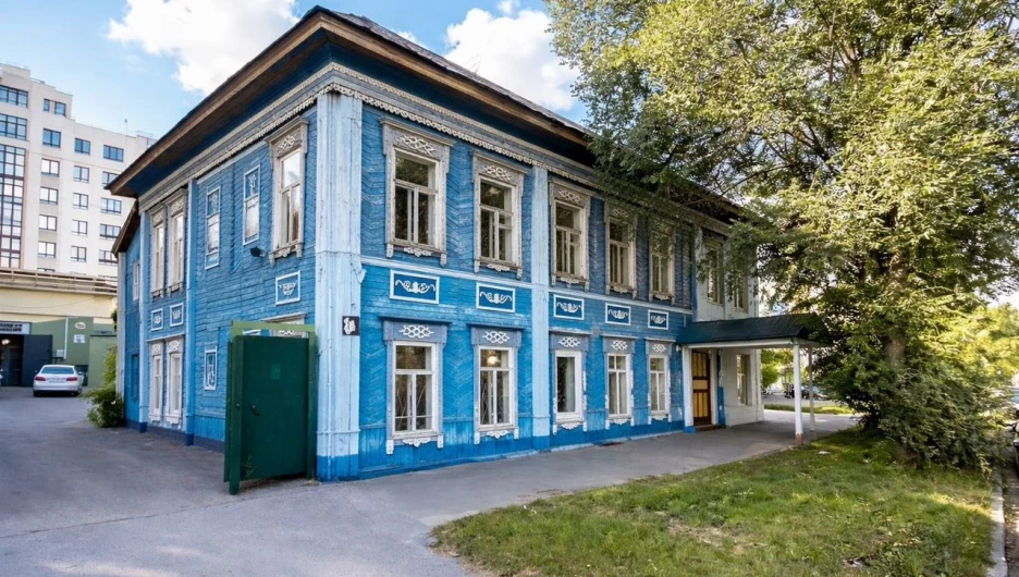 В центре Барнаула продают двухэтажное здание.