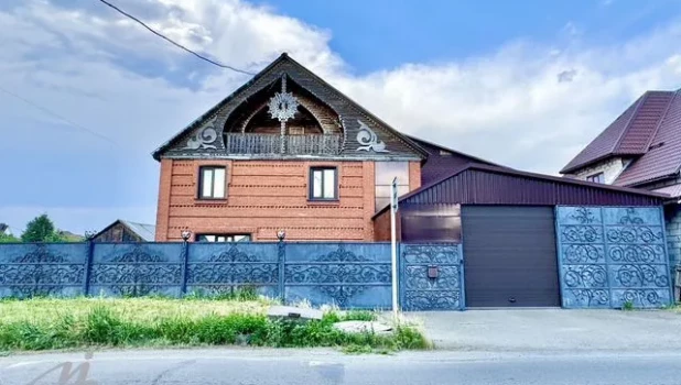Огромный коттедж с банным комплексом продается в Барнауле за 13,5 млн рублей