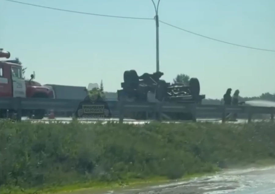 На Чуйском тракте перевернулся бензовоз.