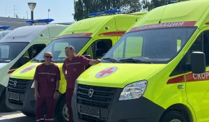 Алтайским медикам вручили почетные награды и новые автомобили «скорой».