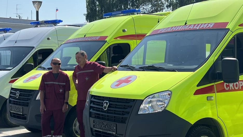 Алтайским медикам вручили почетные награды и новые автомобили «скорой».