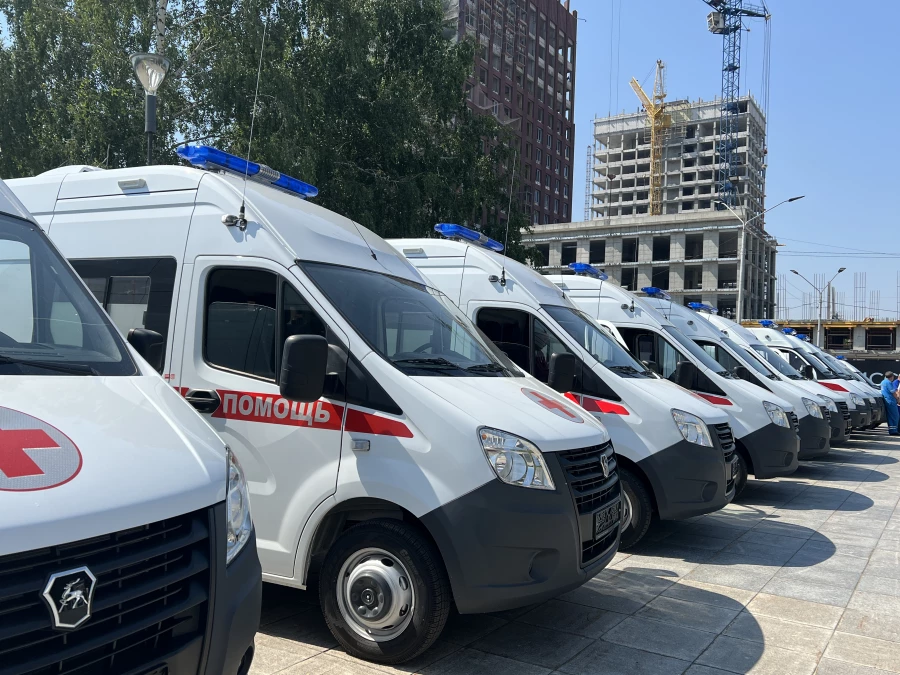 Алтайским медикам вручили почетные награды и новые автомобили «скорой».