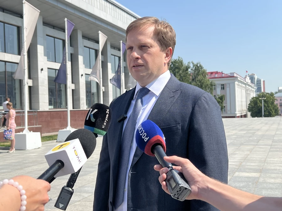Алтайским медикам вручили почетные награды и новые автомобили «скорой».