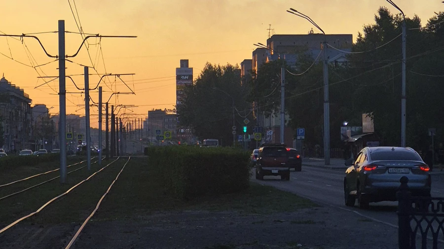 Дороги. Транспорт. Городской транспорт. Автомобили. Вечерний город.