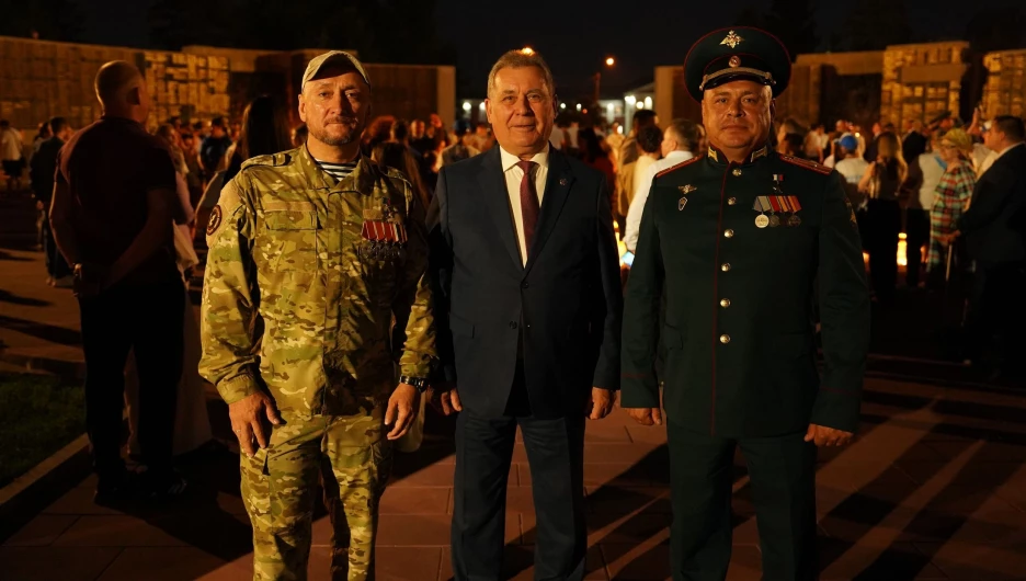 На мемориале Славы в Барнауле 22 июня прошли акции «Свеча памяти» и «Огненные картины войны».