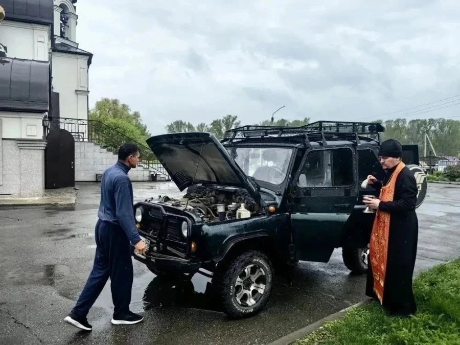 Освящение автомобиля перед передачей на СВО.