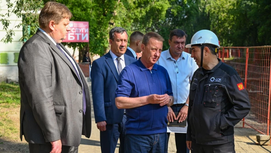 Выездное совещание по подготовке к отопительному сезону 2026-2027 годов и ходу работ по реконструкции теплосети на улице Деповской.