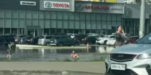 В Барнауле мужчина устроил водные процедуры в луже 