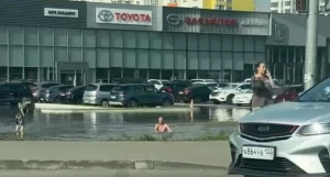 В Барнауле мужчина устроил водные процедуры в луже 