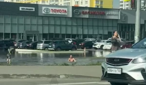 В Барнауле мужчина устроил водные процедуры в луже 