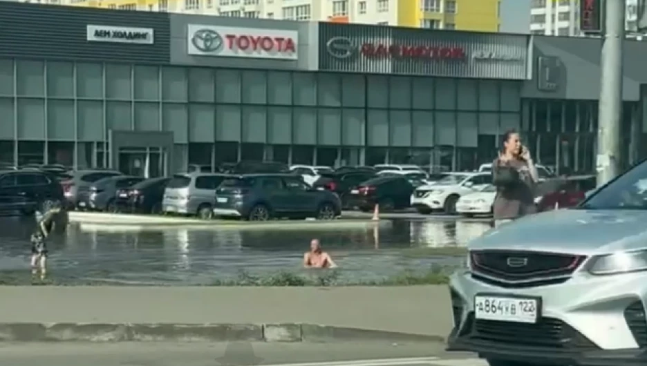 В Барнауле мужчина устроил водные процедуры в луже 