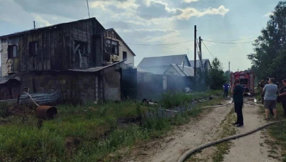 Мужчину спасли из крупного пожара 