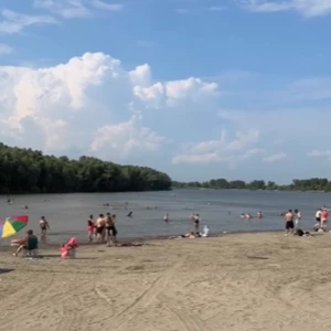 Жительница Барнаула показала горы мусора на диком пляже.