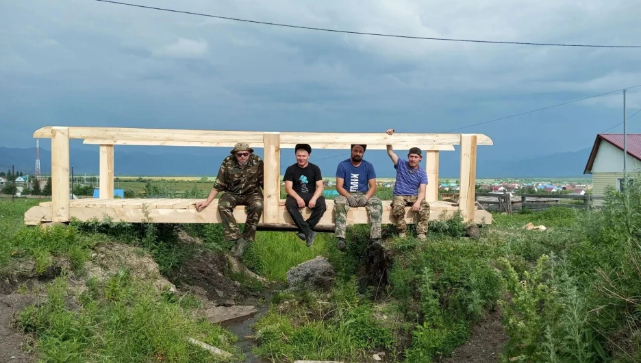 Казаки на Алтае построили новый мост за один день

