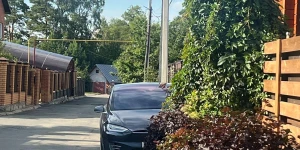 В Барнауле продают Tesla Model X.