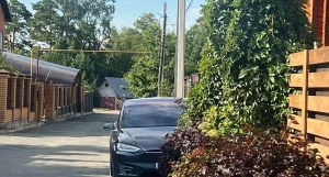 В Барнауле продают Tesla Model X.