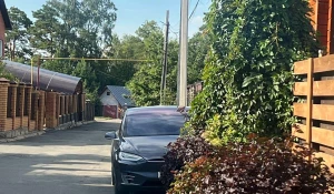 В Барнауле продают Tesla Model X.