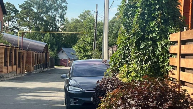 В Барнауле продают Tesla Model X.