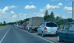 Очередь на заправку в Алтайском крае.