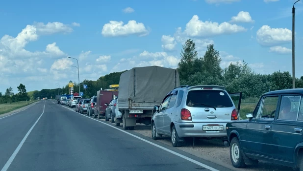 Очередь на заправку в Алтайском крае.