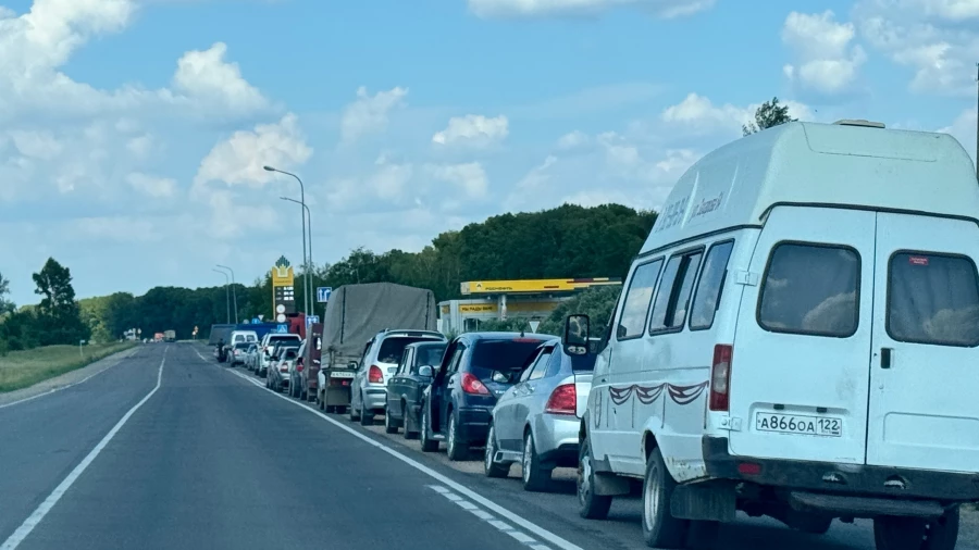 Очередь на заправку в Алтайском крае.