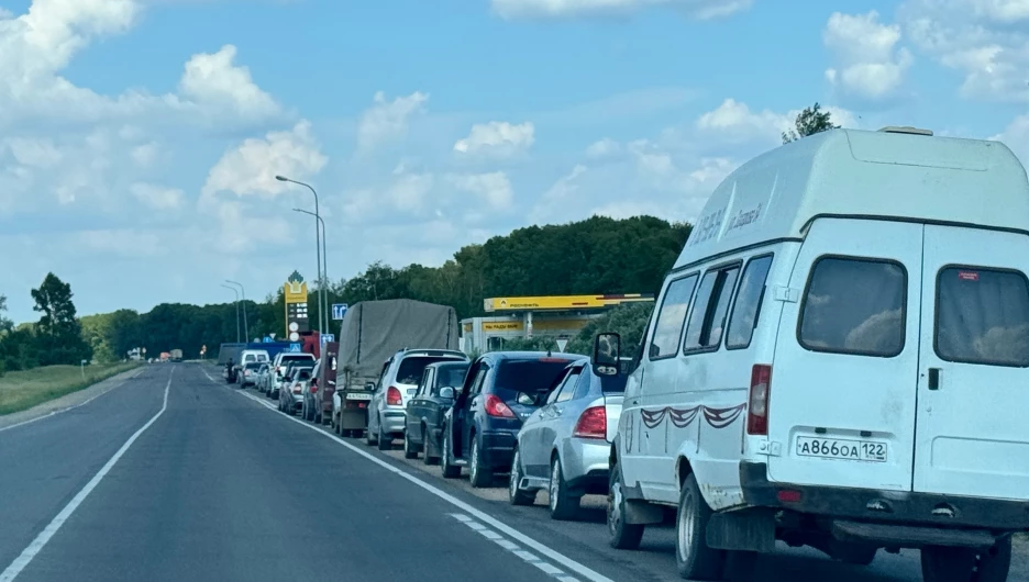 Очередь на заправку в Алтайском крае.