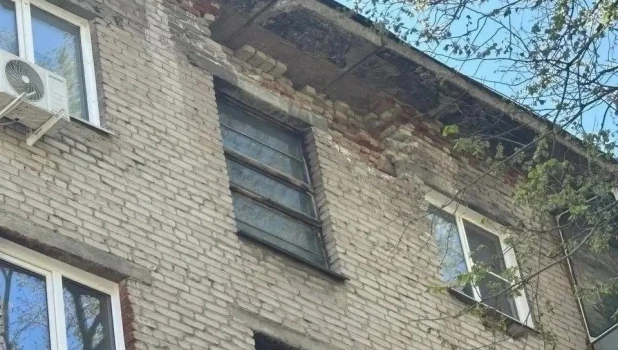 Пятиэтажка разрушается в Барнауле.
